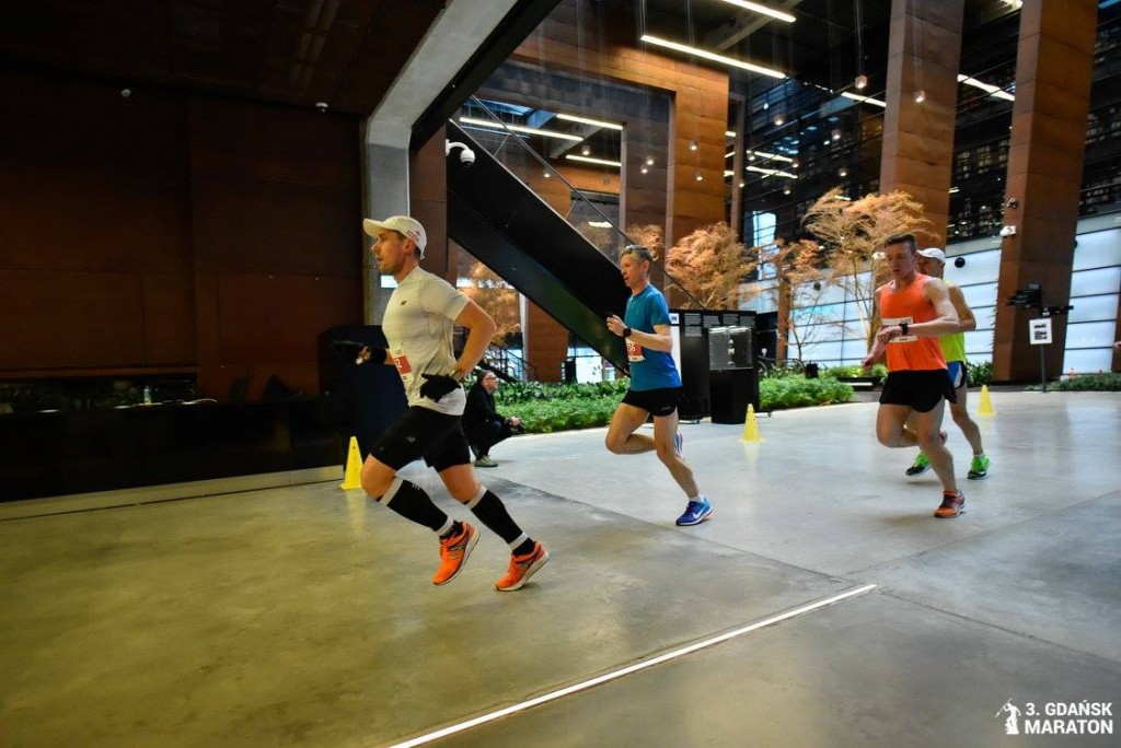zawodnik trenujący u Emila, Damian Falandysz na trasie maratonu w Gdańsku, nowy rekord życiowy