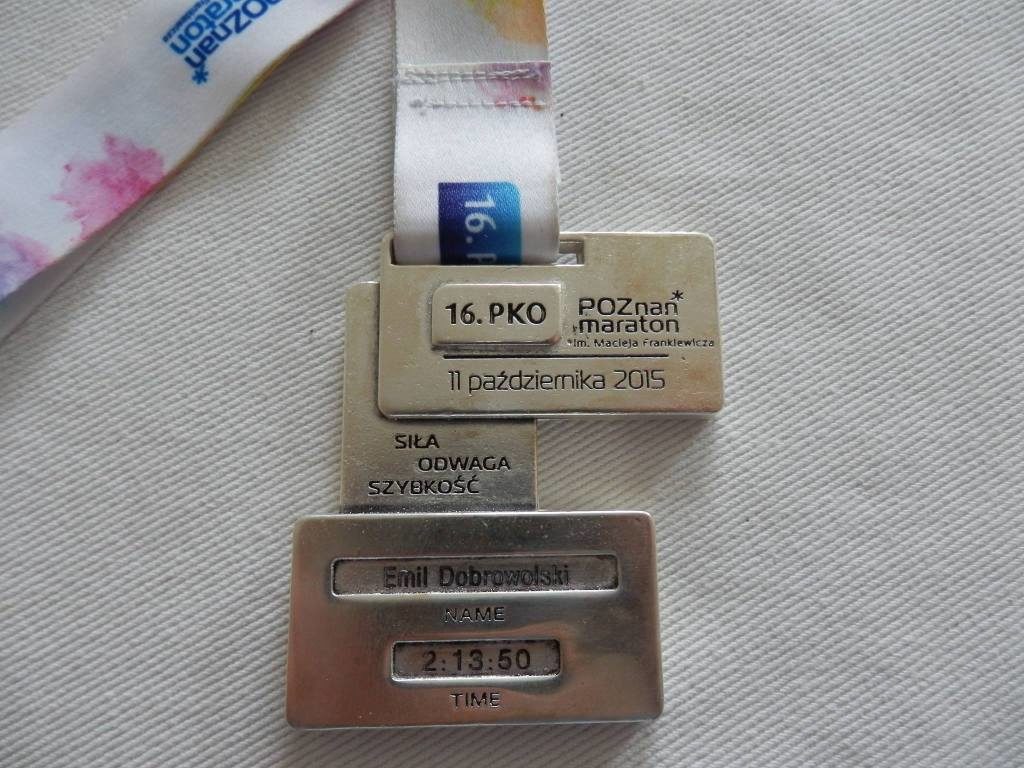 Zwycięski medal trenera biegania Emila Dobrowolskiego z maratonu w Poznaniu