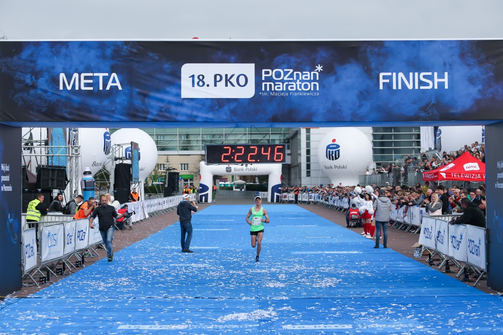 trener biegania Emil Dobrowolski wbiega na metę maratonu Poznań