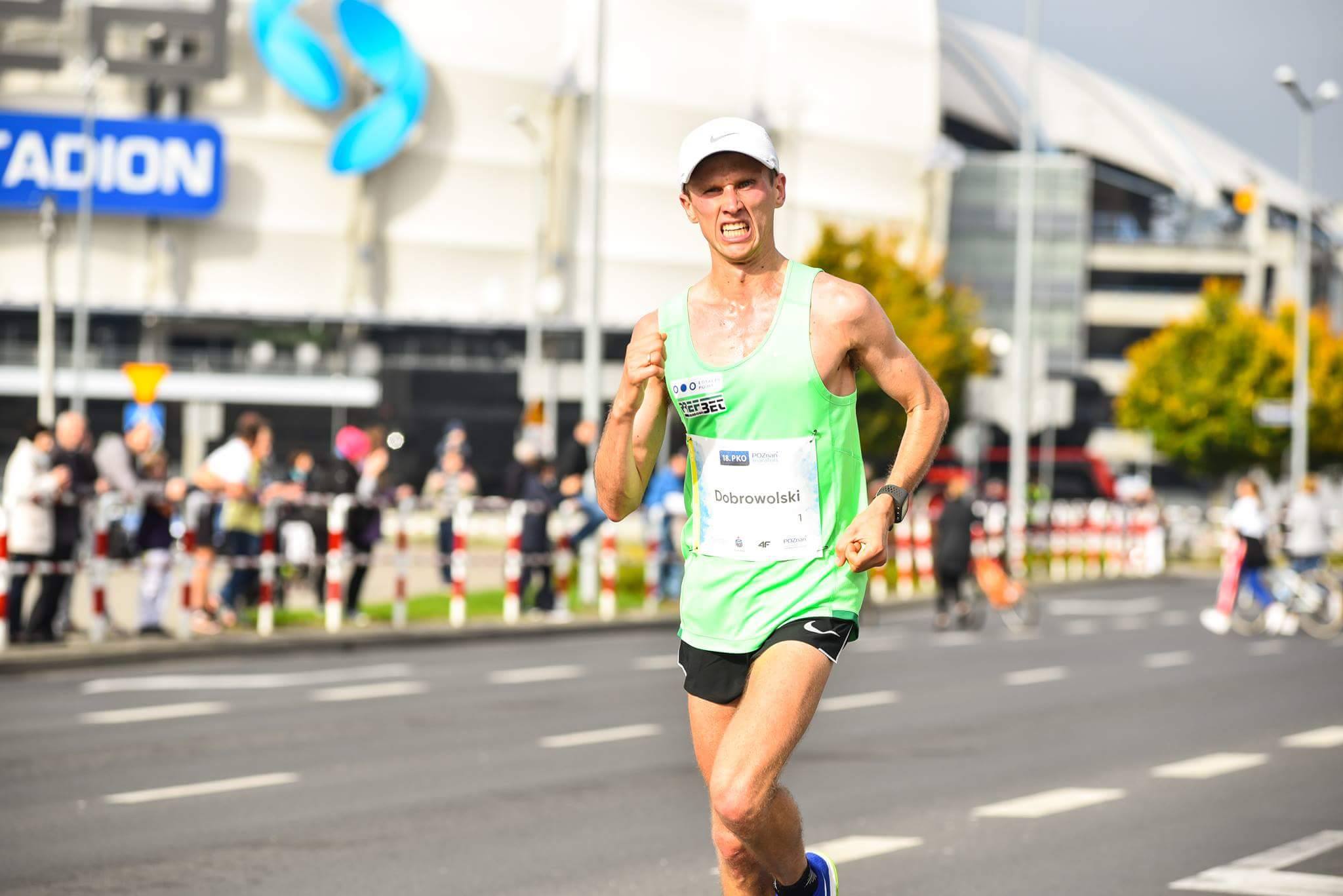 trener biegania Emil Dobrowolski na trasie biegu - maraton Poznań