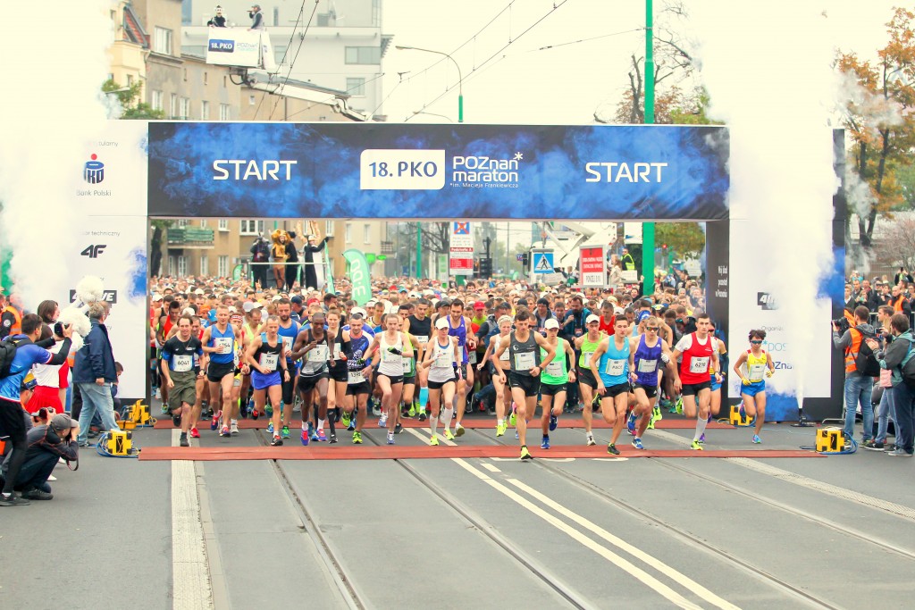 trener biegania Emil Dobrowolski na starcie maratonu Poznań