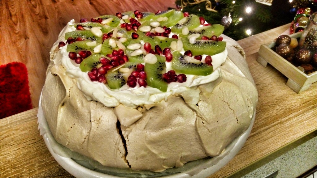 Beza Pavlova z owocami - słodki smakołyk po treningu biegowym