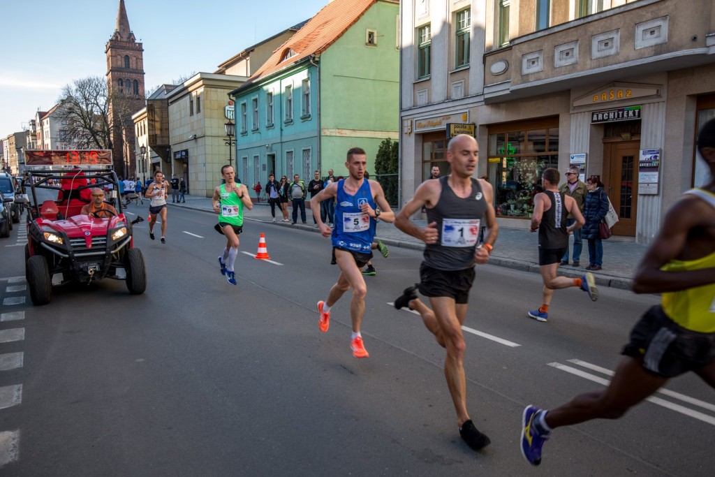 Bieg Europejski Gniezno - trener biegania Emil Dobrowolski w czołówce